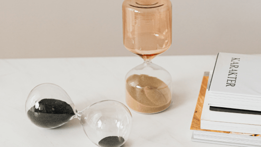 Hourglass representing time management in a psychology clinic for clients searching for a psychologist near me