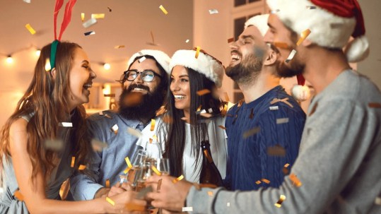 Friends celebrating Christmas together, showing how Christmas stress and stress at Christmas can appear even in joyful moments, with Xmas stress, holiday anxiety and anxiety during the holidays affecting social experiences.